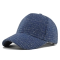 Dettaglio della trama scozzese blu navy con filo metallico dorato su un berretto - Regolabile / Blu Navy (Filo Lucido)