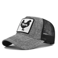 Detail van grijze mesh trucker pet met een haan patch en artistieke Mom tekst - Gemêleerd Grijs