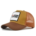 Detailansicht der Trucker-Mütze mit gelber Krone, Netzrückseite und Slogan-Patch - Light Coffee/Caramel