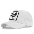 Detailaanzicht van witte mesh trucker pet met zwarte haan patch en mom tekst erop - Wit