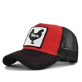 Detail van rood-zwarte trucker pet met gaas en geborduurde haan met Mom tekst patch - Zwart en Rood