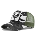 Detail van de camouflage trucker pet met geborduurde haan patch en mom belettering - Witte camouflage