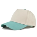 Detail einer zweifarbigen 5-Panel-Baseballkappe mit minzgrünem Schirm und cremeweißer Krone - Beige-Aquablau