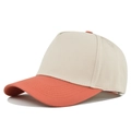 Detailansicht einer 5-Panel-Baumwoll-Baseballkappe in Beige und Korallenorange mit Schirm - Beige-Orange