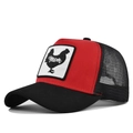 Detail van haan-patch met Mom-tekst op een rood-zwarte mesh trucker pet zwart - Zwart en Rood