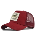 Dettaglio del cappellino trucker bordeaux con patch pesce e rete posteriore - Borgogna