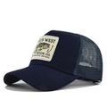 Dettaglio del cappello trucker blu con ricamo a pesce e rete posteriore traspirante - Blu navy