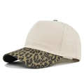 Detailansicht der Baumwoll-Basecap mit Leopardenmuster am Schirm und Belüftungslöchern - Beige Leopardenmuster