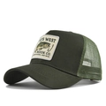 Dettaglio del cappellino trucker verde con ricamo da pesca e rete posteriore traspirante - Verde Militare