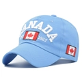 Dettaglio del ricamo con foglia d'acero canadese su berretto da baseball azzurro - Regolabile / Blu