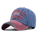 Dettaglio del cappellino vintage lavato con ricamo 3D e bordi sfilacciati usurati - Regolabile / Rosso Vino e Navy (CB207-3)