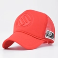 Detail van rode trucker pet met 3D-reliëflogo en ademend mesh aan de zijkanten - Cm504 Rood / Verstelbaar