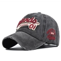 Detalle de gorra de béisbol de algodón gris antracita con bordado 3D y diseño vintage gastado - Ajustable / Negro