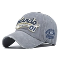 Detalle de gorra de béisbol de lona lavada con bordado 3D y borde vintage desgastado - Ajustable / Gris