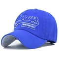 Detalle de gorra azul con bordado 3D blanco y el texto de Always New York City - Ajustable / Azul