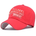 Detalle de gorra roja con bordado 3D blanco de Always New York City 73 y visera cosida - Ajustable / Rojo
