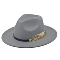 Grijze vilten fedora hoed met brede rand, zwarte band en gouden blad accessoire - M (56-58cm) / Grijs