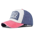 Dettaglio del cotone lavato vintage e del ricamo Motors Racing Team sul berretto - Rosso Anguria e Blu Navy