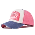 Dettaglio della toppa vintage MOTORS RACING TEAM su un berretto da baseball slavato - Blu Navy e Rosso Anguria