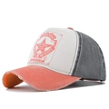Detalle de gorra desgastada mostrando visera roja y logotipo de estrella retro - Ajustable / Naranja