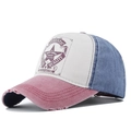 Primer plano detallado de la gorra vintage de mezclilla lavada con bordado de insignia retro - Ajustable / Burdeos