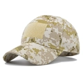 Détail d'une casquette tactique camouflage avec patch velcro et texture tissu indéchirable - Réglable / Camouflage Numérique du Désert