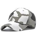 Nahaufnahme der grauen Camouflage-Basecap mit hochwertigen Nähten und sechs Segmenten - Grau Weiß Camouflage Stil (CA103-3)