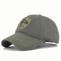 Détail de la broderie étoile rouge sur une casquette de baseball en toile vert militaire - Réglable / Vert Militaire