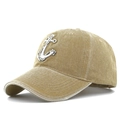 Detail der Ankerstickerei und der verstärkten Nähte an einer Vintage-Baseballkappe - Verstellbar / Khaki