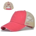 Detalle de gorra trucker rosa y beige con tela desgastada y abertura cruzada para coleta alta - Rojo Sandía