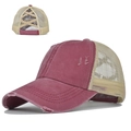Detalle de gorra roja lavada con bandas elásticas cruzadas para coleta y rejilla - Burdeos