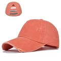 Detailansicht der Koralle Pferdeschwanz-Kappe mit Distressed-Look und elastischem Verschluss - Verstellbar / Orangerot
