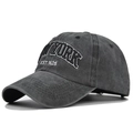 Dettaglio del ricamo NEW YORK su cappellino da baseball in cotone lavato grigio scuro cucito - Regolabile / Nero Lavato
