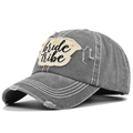 Cappellino da baseball grigio lavato vintage con ricamo bride tribe e dettagli usurati - Stile Bride Tribe (DC601-2) / Grigio