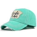 Gros plan sur la casquette de baseball vert menthe avec broderie bride tribe et aspect usé - Réglable / Bleu Lac (Bride Tribe)