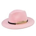 Detail van roze wollen fedora hoed met zwarte band en een fijne gouden blad-vormige hanger - M (56-58cm) / Roze