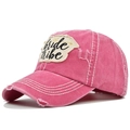 Détails de la broderie Bride Tribe et de la texture usée sur la casquette de baseball rose - Réglable / Rose Rouge (Bride Tribe)