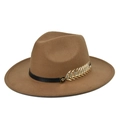 Detail van camel wollen fedora met zwarte leren band en gouden veren metalen speld - M (56-58cm) / camel