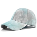 Detalle de gorra de béisbol tie-dye con patrones de nubes azul y gris y costuras - Tie Dye Azul