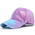 Vista detallada de la gorra tie-dye con degradado de violeta, rosa y azul claro con costuras - Tie Dye Púrpura