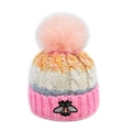 Détail du bonnet en tricot avec broderie abeille et pompon rose en fausse fourrure - Style Abeille / Rose