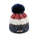 Détail de la broderie abeille sur le bonnet en tricot avec doublure chaude en peluche - Style Abeille / Bleu marine