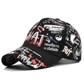 Cappellino da baseball nero con stampe graffiti bianche e rosse in stile street art - Regolabile / Nero
