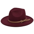 Détail du chapeau fedora en laine bordeaux avec ruban en cuir brun et boucle dorée - M / Bordeaux