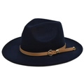 Détail d'un chapeau fedora en laine bleu marine avec bande cuir et boucle coeur - M / Bleu marine