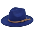 Détail d'un chapeau en laine bleu roi avec ceinture en cuir marron et boucle dorée - M / Bleu