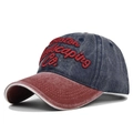Dettaglio del ricamo Boston su berretto da baseball in denim lavato con visiera a contrasto - Regolabile / Rosso Vino + Blu Navy