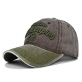 Dettaglio del ricamo 3D Boston Landscaping Co. su berretto in cotone lavato vintage - Regolabile / Verde Militare + Caffè
