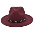 Detailweergave van de wijnrode fedora hoed met boheemse zilveren metalen versieringen - M (56-58cm) / Bordeauxrood