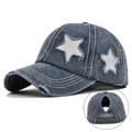 Detail van distressed denim baseballpet met paillettensterren en een paardenstaartopening - Verstelbaar / Marineblauw